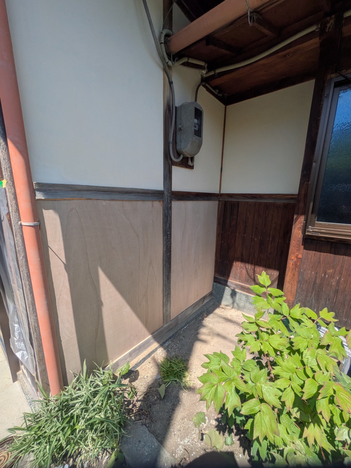 木目調ガルバリウム外壁の施工中